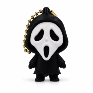 Entre no clima do Halloween com o Chaveiro Halloween Ghostface 3D, produzido em impressora 3D e inspirado no clássico visual do personagem Ghostface.